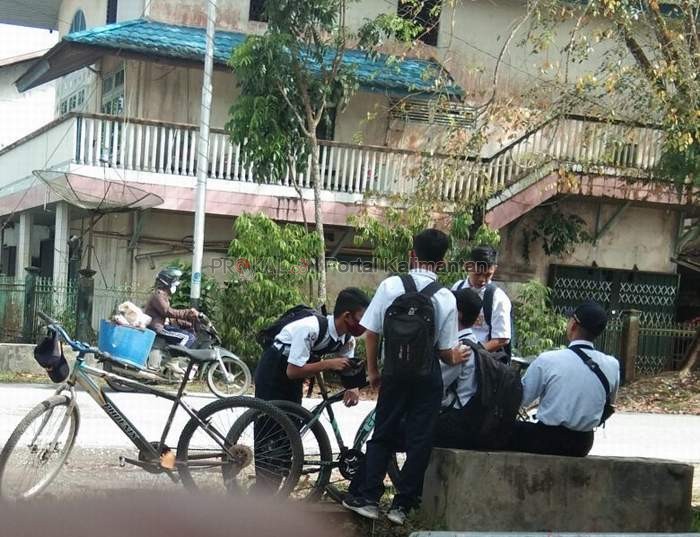 SEKOLAH LAGI: Kegiatan belajar tatap muka mulai diterapkan di Kabupaten Sambas. Terlihat suasana para pelajar saat pulang dan pergi ke sekolahnya masing-masing. FAHROZY/PONTIANAK POST
