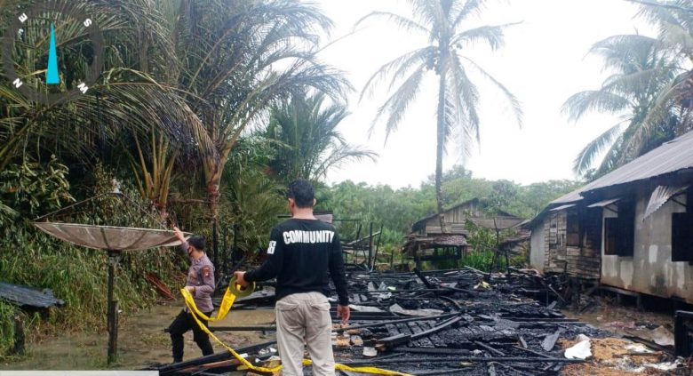 HANGUS: Bangunan rumah milik Sukiman tinggal puing setelah dilalap sijago merah. OZY/PONTIANAKPOST