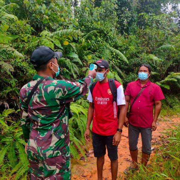 PEMINDAIAN: Personel Satgas Pamtas Yonif 642 Kapuas saat melakukan pemindaian terhadap PMI nonprosedural. ISTIMEWA