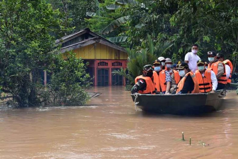 TINJAU BANJIR: Pemkab bersama Forkopimda Bengkayang saat meninjau lokasi yang terdampak bencana banjir cukup parah di Kecamatan Seluas, Jumat (15/1). HUMPRO BENGKAYANG