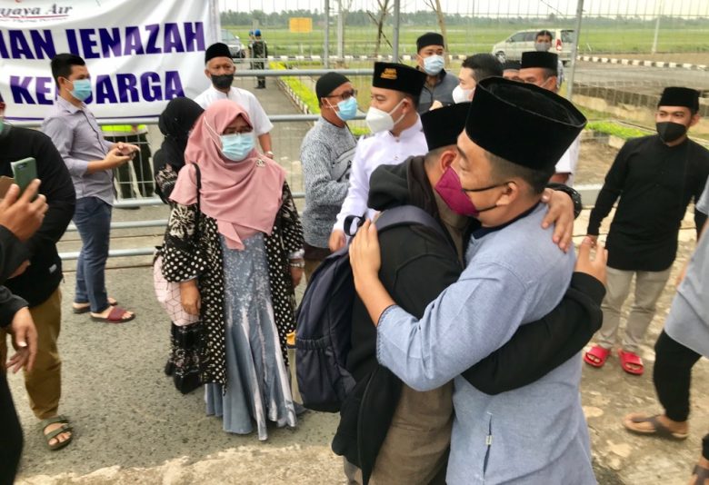 Suasana duka menyelimuti proses kedatangan enam jenazah korban jatuhnya pesawat Sriwijaya Air SJ-182 di Bandara Supadio, Minggu (24/1). foto Shando Safela