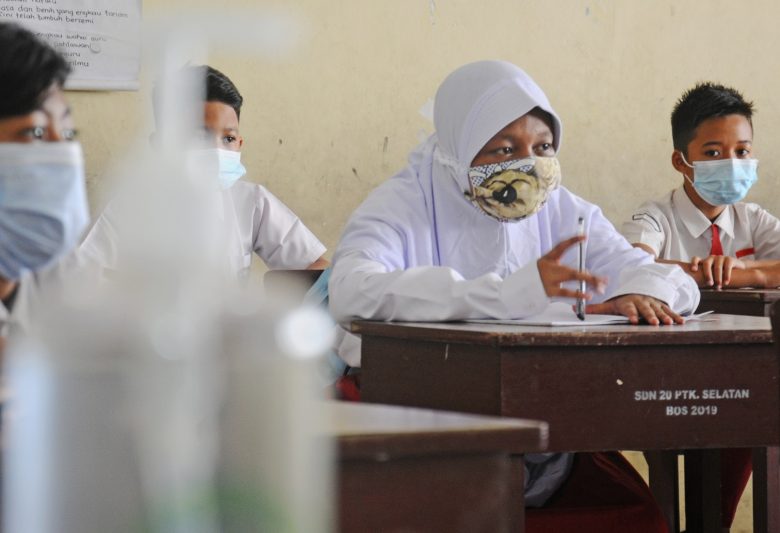 TATAP MUKA SD: Sejumlah murid mengikuti kegiatan belajar tatap muka di Sekolah Dasar Negeri 20 Pontianak Jalan Letjend Suprapto, Senin(22/2). Sejumlah sekolah di Kota Pontianak mulai melakukan ujicoba tatap muka dengan menerapkan protokol kesehatan covid-