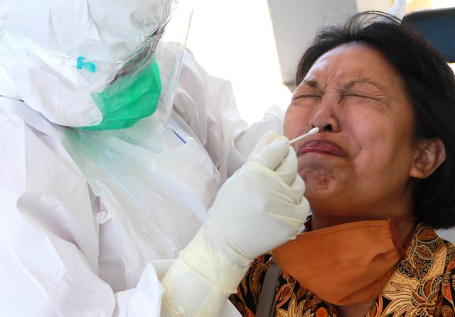 TAHAN DULU, BU: Seorang guru mengikuti tes swab beberapa waktu lalu. ROBERTUS RISKY/JAWA POS