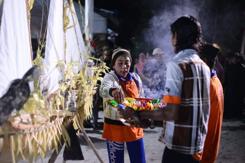 RITUAL: Sejumlah masyarakat berkumpul di Balai Desa untuk menyaksikan ritual sebelum dimulainya Semah Laut. Ritual ini sebagai rangkaian Semah Laut di Desa Padang, Kecamatan Kepulauan Karimata, Kabupaten Kayong Utara. Foto MEIDY KHADAFI /PONTIANAK POST