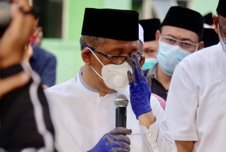 Gubernur Kalbar, Sutarmidji tak mampu membendung kesedihannya saat prosesi pemakaman sang ibunda, Sabtu (17/4) sore. foto Shando Safela