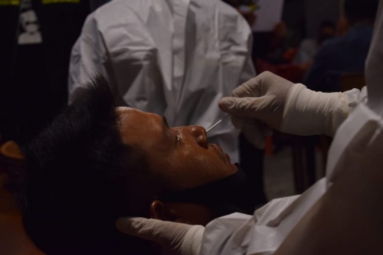 TES ANTIGEN: Petugas medis melakukan tes antigen pada salah satu pengunjung warung kopi saat Satgas Covid-19 Kabupaten Sintang menggelar razia gabungan, Jumat (16/4). HUMASKAB/PONTIANAK POST