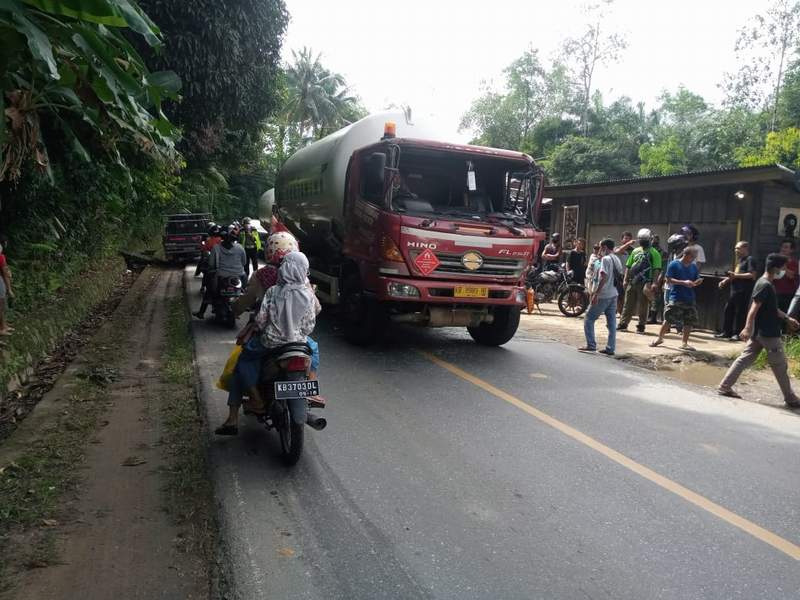 Truk yang terlibat kecelakaan.