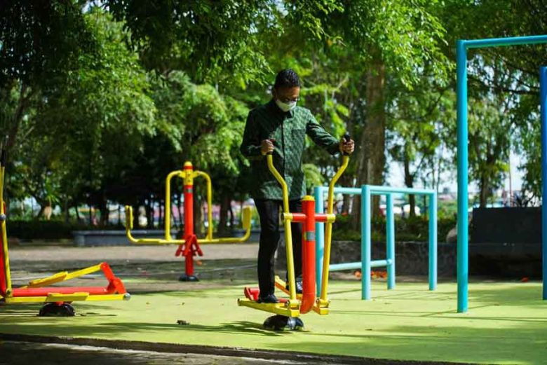 Taman kota di Pontianak.