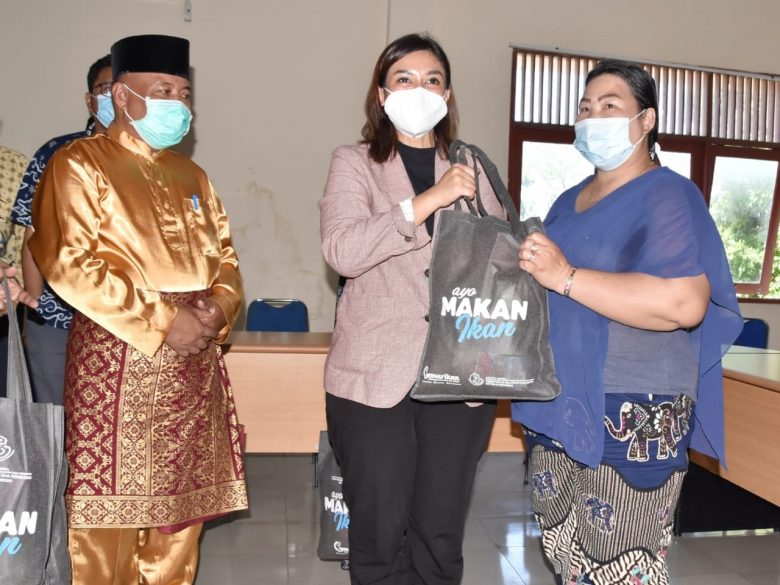 BANTUAN: Maria Lestari, S.Pd memberikan bantuan kepada masyarakat.Istimewa