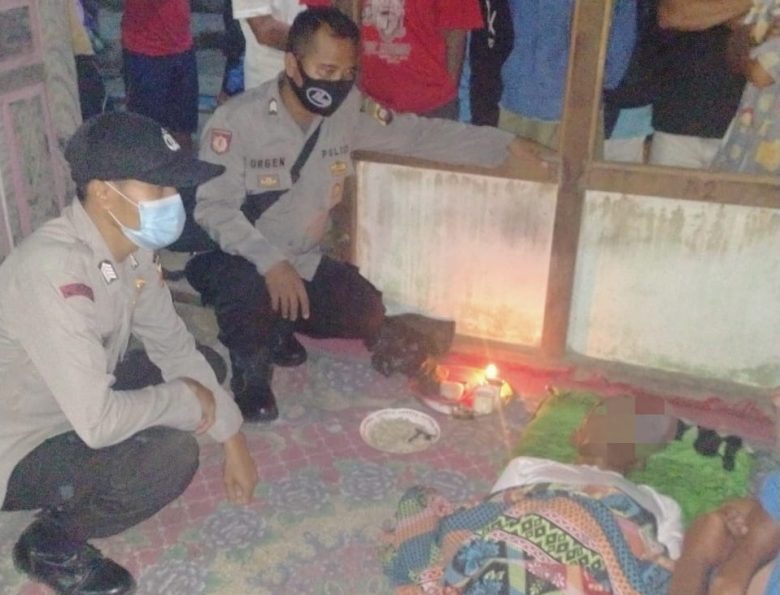 EVAKUASI: Jajaran Polsek Mempawah Hulu saat mendatangi TKP, Senin (26/4). ISTIMEWA