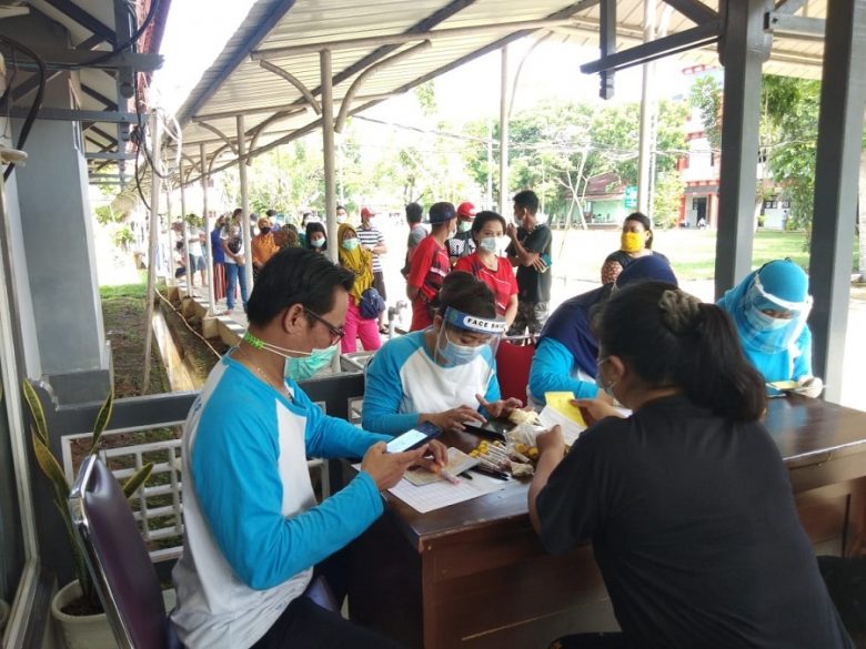 TES : Petugas melaksanakan pemeriksaan tes usap terhadap PMI yang dikarantina di Asrama BPSDM Kalbar, Selasa (27/4). DINKES KALBAR