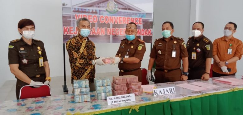 GANTI RUGI: PT IGP menyerahkan uang denda sebesar Rp1 miliar secara simbolis kepada Kejaksaan Negeri Landak, Kamis (6/5). FOTO MIFTAH/PONTIANAKPOST
