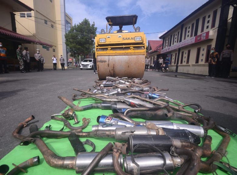 PEMUSNAHAN : Ratusan knalpot racing dimusnahkan dengan alat berat di Mapolresta Pontianak, Kamis (6/5). Ratusan knalpot ini hasil razia beberapa waktu lalu dalam rangka cipta kondisi bulan suci Ramadan dan menyambut Hari Raya Idul Fitri 1442 H. MEIDY KHAD
