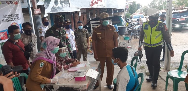 PENINJAUAN: Bupati Kayong Utara Citra Duani saat meninjau lokasi penyekatan jalan di Dusun Siduk,  Desa Simpang Tiga,  Kecamatan Sukadana, Senin (9/5). HUMASKAB FOR PONTIANAK POST