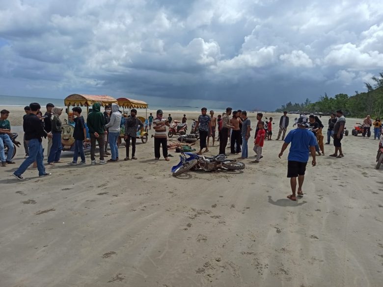 TABRAKAN: Tiga pengendara sepeda motor tergeletak di pesisir Pantai Pasir Putih Kendawangan sesaat setelah terjadi tabrakan, (17/5) siang. ISTIMEWA