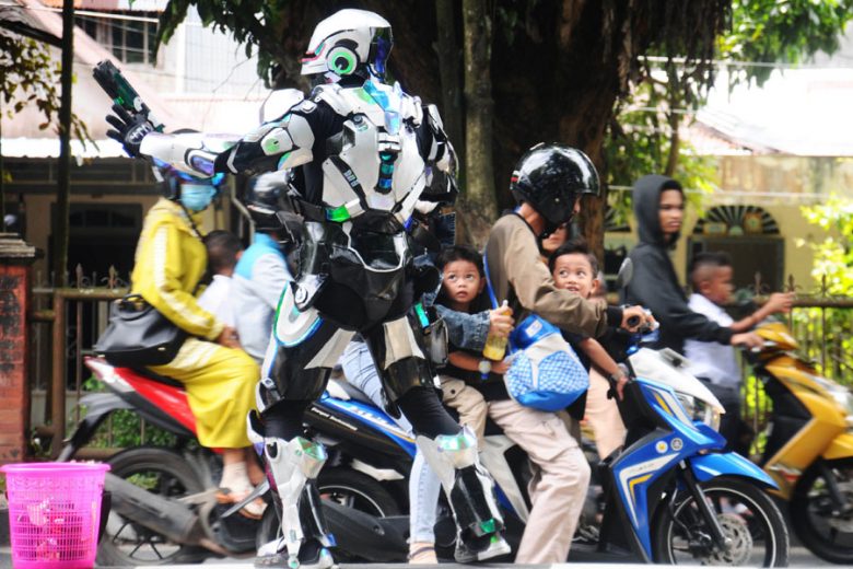 MENGHIBUR: Muhammad menggunakan kostum Robocop saat menghibur pengendara. HARYADI/PONTIANAKPOST