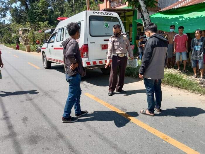 Polisi mengidentifikasi tempat kejadian kecelakaan lalu lintas di Desa Semade Kecamatan Banyuke Hulu, Selasa (25/5). Foto Istimewa