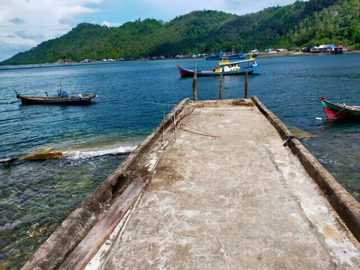 ROBOH: Dermaga di Desa Pelapis, Kecamatan Kepulauan Karimata, roboh pada 13 Mei lalu setelah diterjang ombak yang begitu besar. Akibat kejadian tersebut, beberapa kapal kesulitan untuk bertambat. ISTIMEWA