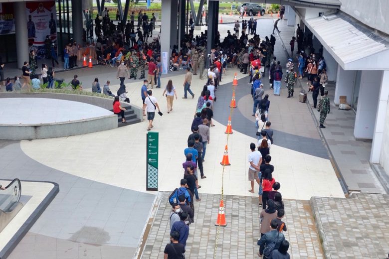 DIDOMINASI ANAK MUDA: Ratusan warga berusia 18 tahun ke atas mengantre untuk mendapatkan vaksin di GAIA Mall Kubu Raya. Vaksinasi massal yang didominasi anak muda ini, dipantau langsung oleh Gubernur Sutarmidji. SHANDO SAFELA/PONTIANAK POST