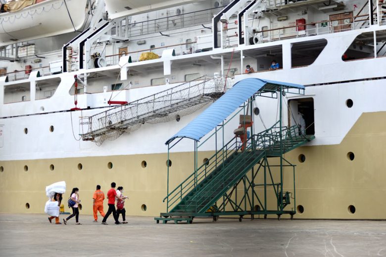 JELANG PENUTUPAN: Aktivitas di Pelabuhan Dwikora Pontianak menjelang penutupan atau peniadaan aktivitas bongkar muat penumpang. Di sini terlihat calon penumpang kapal KM Bukit Raya tujuan kepulauan Natuna memasuki kapal sebelum diberangkatkan. ARIEF NUGRO