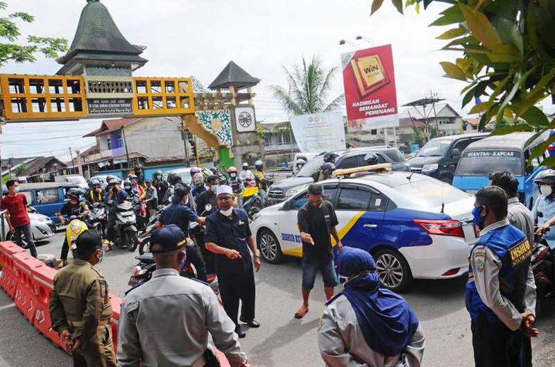 PROTES PENUTUPAN: Warga melayangkan protes kepada petugas di persimpangan lampu merah Jalan Tanjungraya saat dilakukan penyekatan jalan, Senin (12/7). Pemberlakuan Pembatasan Kegiatan Masyarakat (PPKM) Darurat di Pontianak membuat sejumlah ruas jalan terl