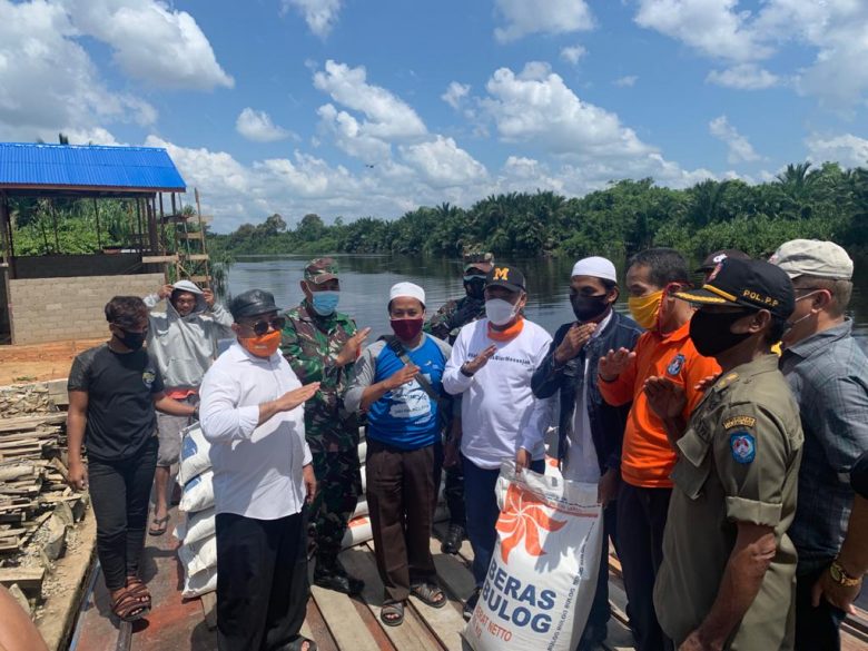 BANTUAN: Bupati Kubu Raya menyerahkan bantuan beras bagi warga terdampak banjir di dua desa Kuala Mandor B. ASHRI ISNAINI/PONTIANAK POST