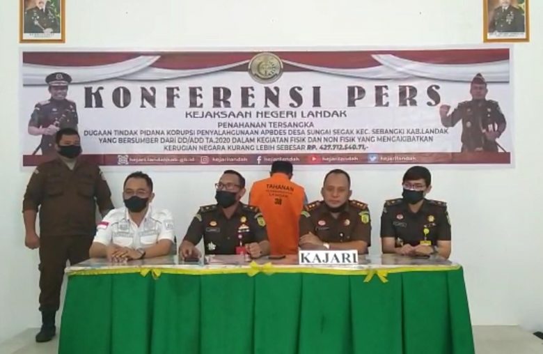 TANGKAP: Kejaksaan Negeri Lanfak menggelar konferensi pers, Senin (19/7).