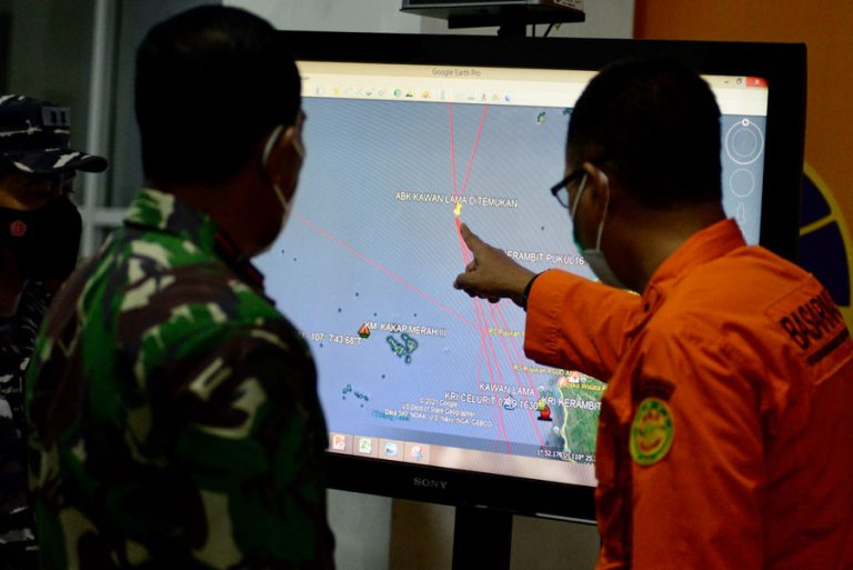 LOKASI PENEMUAN: Kepala Kantor Pencarian dan Pertolongan Pontianak Yopi Haryadi bersama Komandan Lantamal XII Tanjungpura Brigjen TNI (Mar) Andi Ruman menunjuk lokasi penemuan awak kapal KM Kawan Lama 999 pada layar monitor. (ARIEF NUGROHO/PONTIANAK POST)