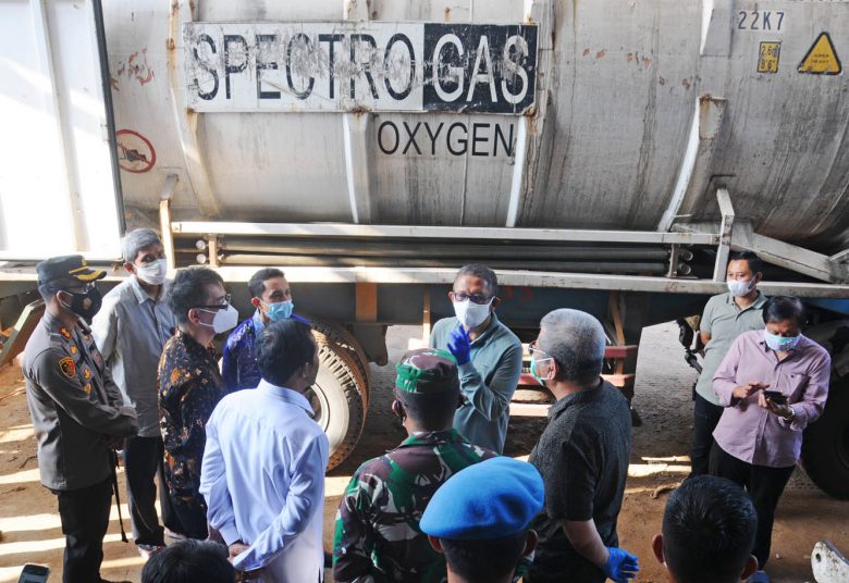 PASOKAN OKSIGEN: Gubernur Kalimantan Barat, Sutarmidji bersama Konsul Malaysia di Pontianak, Mohiuddin Ghazali dan Kepala Dinas Kesehatan Provinsi Kalimantan Barat meninjau kedatangan pasokan oksigen dari Malaysia, Sabtu(24/7) di PT. Spectro Gas Industri