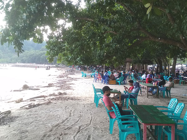 PANTAI : Kondisi Pantai Pulau Datok,  Sukadana Kayong Utara dipadati pengunjung.PRASETYO /PONTIANAK POST