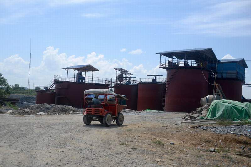 ANGKUT MATERIAL: Seorang karyawan PT. Sultan Rafli Mandiri mengoprasikan kendaraan untuk mengangkut material bahan tambang. ARIEF NUGROHO/PONTIANAK POST