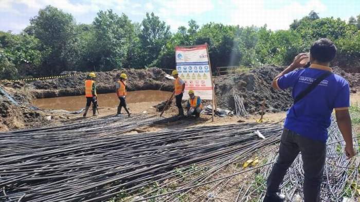 PEMBANGUNAN MENARA: Proses pembangunan menara induk untuk mengatasi masalah daerah yang tidak tersentuh sinyal komunikasi. ISTIMEWA