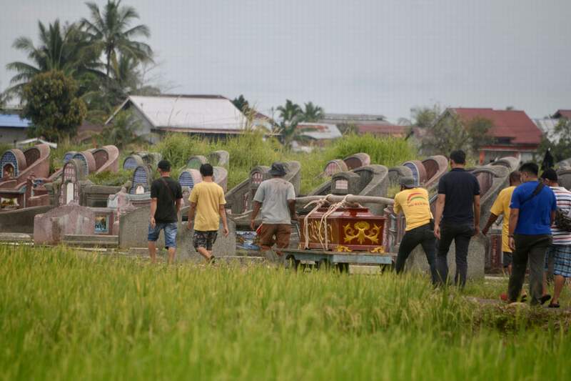 PEMAKAMAN: Petugas pemakaman sedang menguburkan jenazah di pemakaman Yayasan Bhakti Suci. ARIEF NUGROHO/PONTIANAK POST