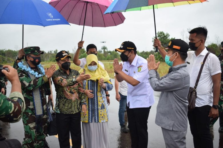PENYAMBUTAN: Bupati Satono memperkenalkan Wakil Bupati dan Ketua DPRD kepada Panglima Komando Operasi AU I, Marsda TNI Ir Tedi Rizalihadi, saat pendaratan Cassa C 212 di Bandara Liku, Paloh, Rabu (18/8). ISTIMEWA
