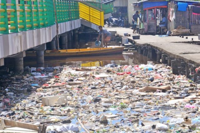 SAMPAH KAPUAS: Warga mengambil air di Sungai Kapuas yang tak jauh dari sampah yang mengumpul akibat terbawa arus sungai.HARYADI/PONTIANAK.