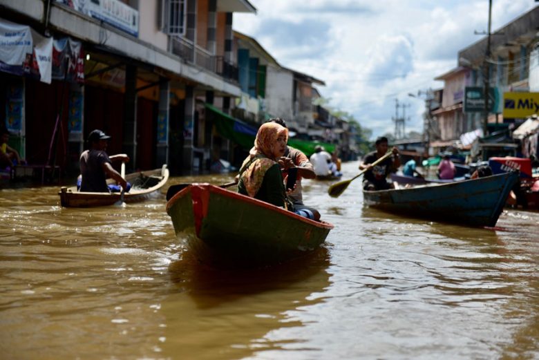 PASAR TUTUP: Sejumlah warga bersampan saat beraktivitas karena banjir merendam pasar pantai Kecamatan Nanga Pinoh, Kabupaten Melawi. wilayah di Nanga Pinoh, Kabupaten Melawi. (ARIEF NUGROHO/PONTIANAK POST)