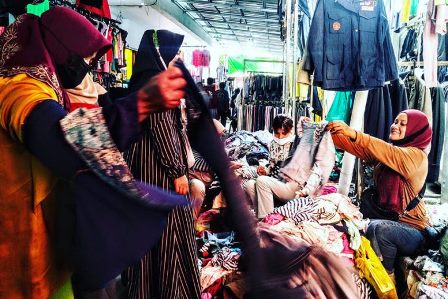 ALTERNATIF BELANJA: Warga terlihat memilih-milih pakaian yang akan dibeli. (Foto: Istimewa)