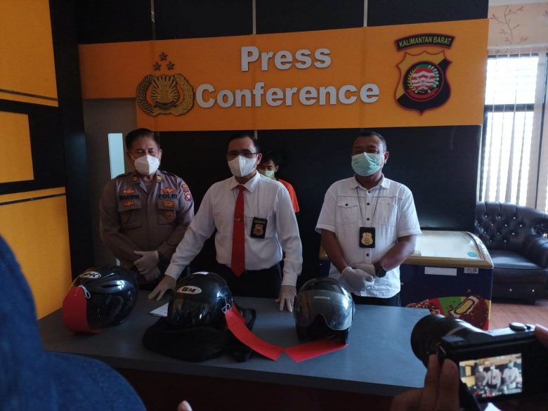 HASIL JARAHAN: Polres Singkawang memperlihatkan barang bukti hasil kejahatan pencurian helm dengan pelaku SH.ISTIMEWA