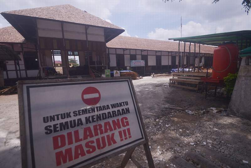 RENOVASI: Para pekerja tengah mengerjakan proyek renovasi atau pemugaran gedung utama RSJD Sungai Bangkong Pontianak, Jumat (8/10). MEIDY KHADAFI/PONTIANAK POST