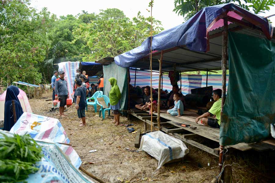 BANTUAN: Warga Desa Mungguk Bantok, Sintang yang terdampak banjir kini sudah mulai terima bantuan. (ARIEF NUGROHO/PONTIANAK POST)