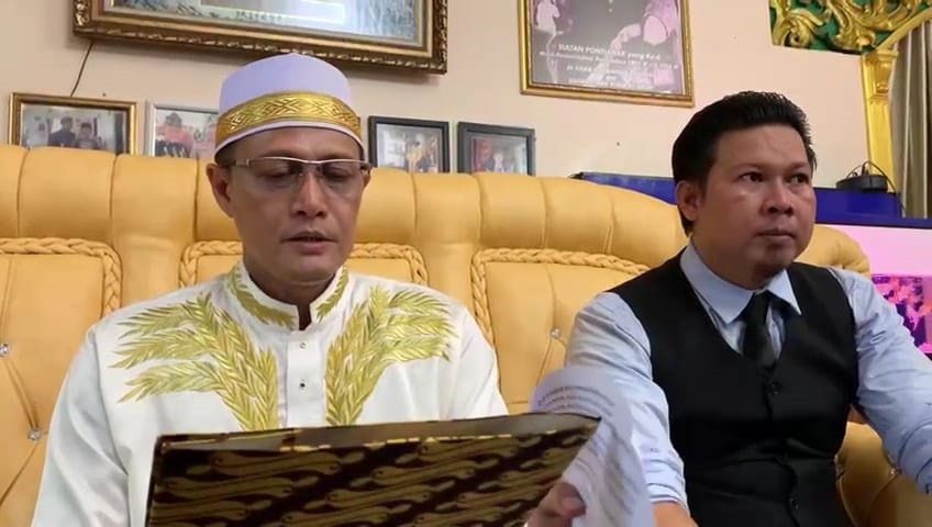 KLARIFIKASI: Sultan Melvin didampingi pengacaranya saat memberikan klarifikasi di kediamannya, Jumat (5/11). IST