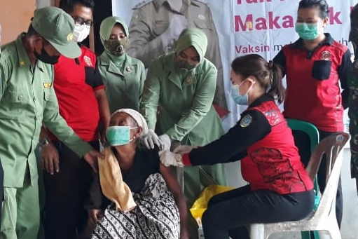Satinem (89) warga Desa Kerohok Kecamatan Mandor Kabupaten Landak merupakan yang tertua dari warga lainnya yang divaksin, Kamis (16/12). Foto Istimewa