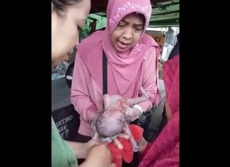Shalehah, saat menolong persalinan seorang ibu muda di warung pinggir jalan. Foto Istimewa