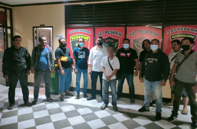 DIAMANKAN: ML (baju kaos putih) saat diamankan di Mapolres Mempawah. FOTO ISTIMEWA