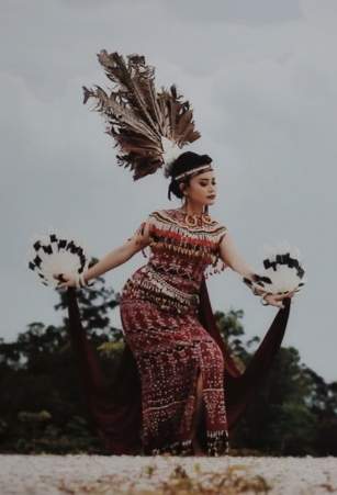 Perempuan cantik, berdarah Dayak dan Tionghoa ini tengah bersiap merilis music instrumental berjudual Cega’, yang artinya dalam bahasa dayak adalah cantik.