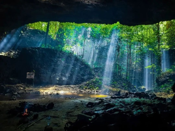 Pesona sorotan ‘Cahaya Dari Surga’ di Gua Andu di Desa Engkangin Kecamatan Air Besar. (Dok. Disporapar Landak)