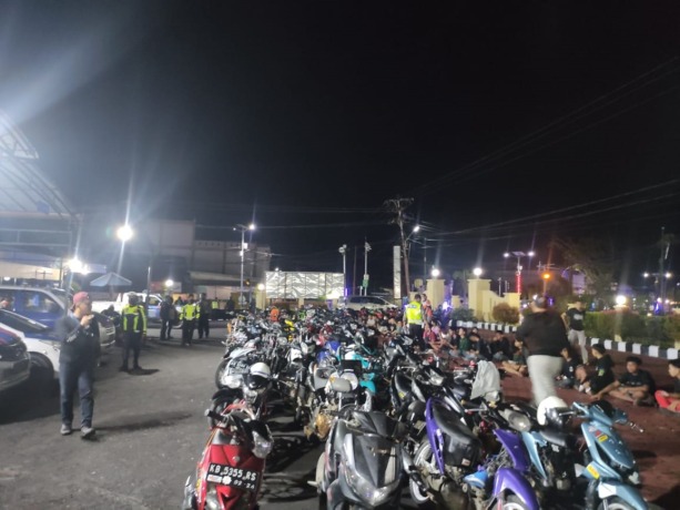 AMANKAN: Puluhan kendaraan beserta pemuda-pemudi terjaring balap liar diamankan oleh Satlantas Polres Sintang, pada Sabtu (27/2). (Istimewa)