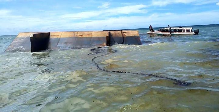 TONGKANG: Kondisi tongkang terbalik akibat cuaca buruk saat berada di perairan Pulau Panebang, Desa Pelapis, Kecamatan Kepulauan Karimata, Kabupaten Kayong Utara, Kalimantan Barat. (Istimewa)
