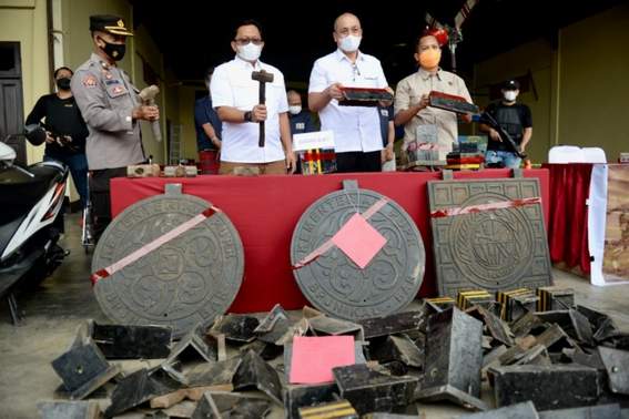 BARANG BUKTI: Direktorat Reserse Kriminal Umum Polda Kalbar menunjukkan barang bukti berupa besi pembatas jalan masuk trotoar (bollard) dan besi penutup gorong-gorong, Selasa (15/3). Selain mengamankan barang bukti, polisi juga menangkap lima pelaku pencu