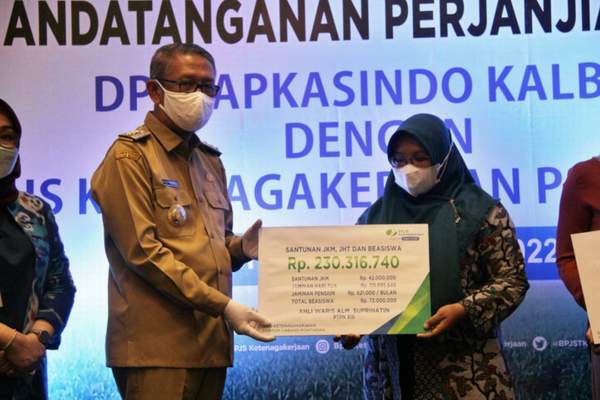 JAMSOSTEK : Gubernur Kalbar Sutarmidji membuka kegiatqn diseminasi perlindungan jaminan sosial ketenagakerjaan dan penandatangan kerja sama antara BPJS Ketenagakerjaan dengan DPW Apkasindo Kalbar, Senin (21/3). (BIRO ADPIM FOR PONTIANAK POST)